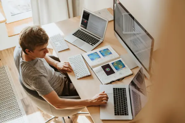 mann am computer easywize